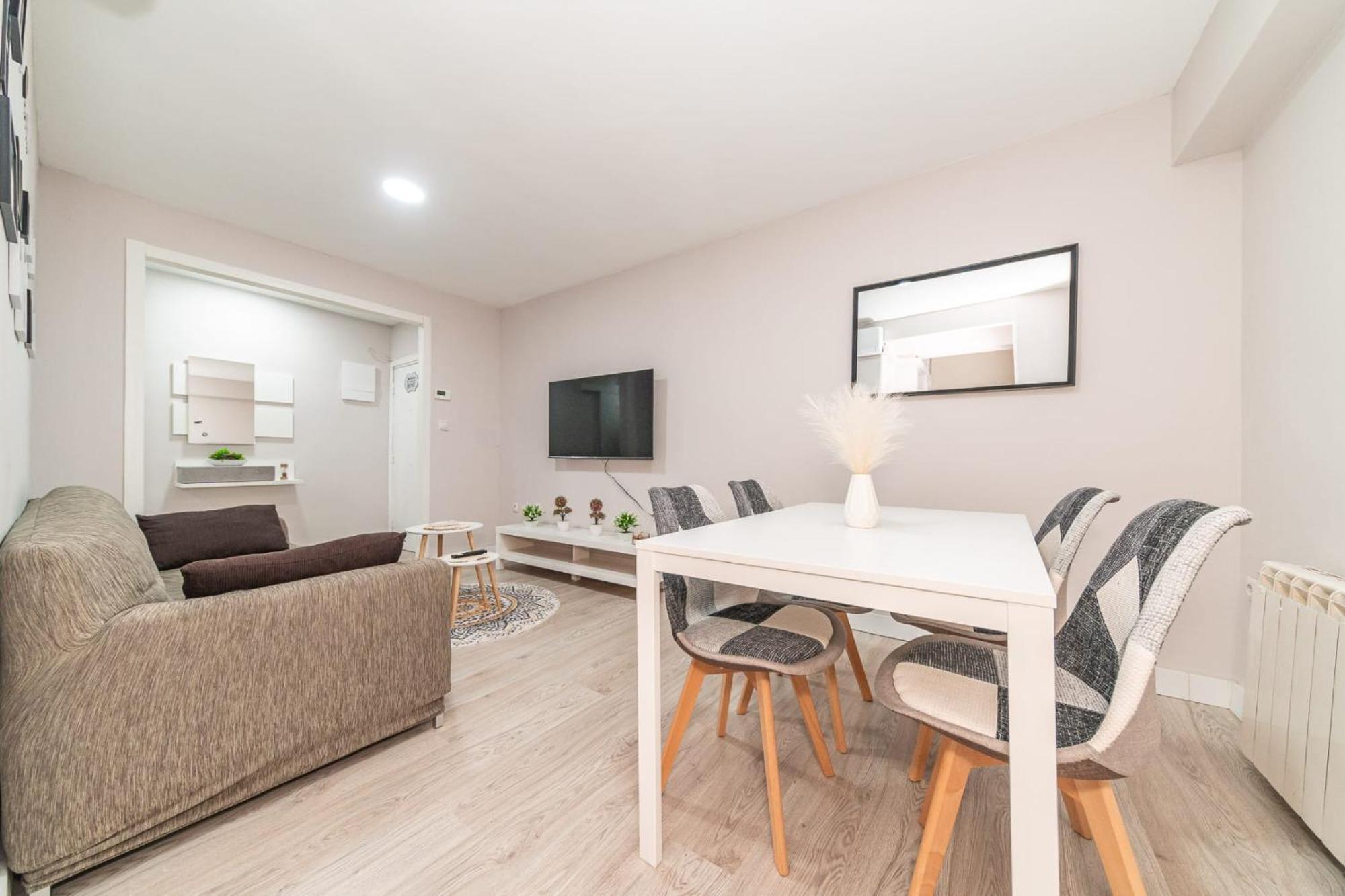 Elegant 6 Pax Apartment In Plaza Eliptica - Sm17, Madrid