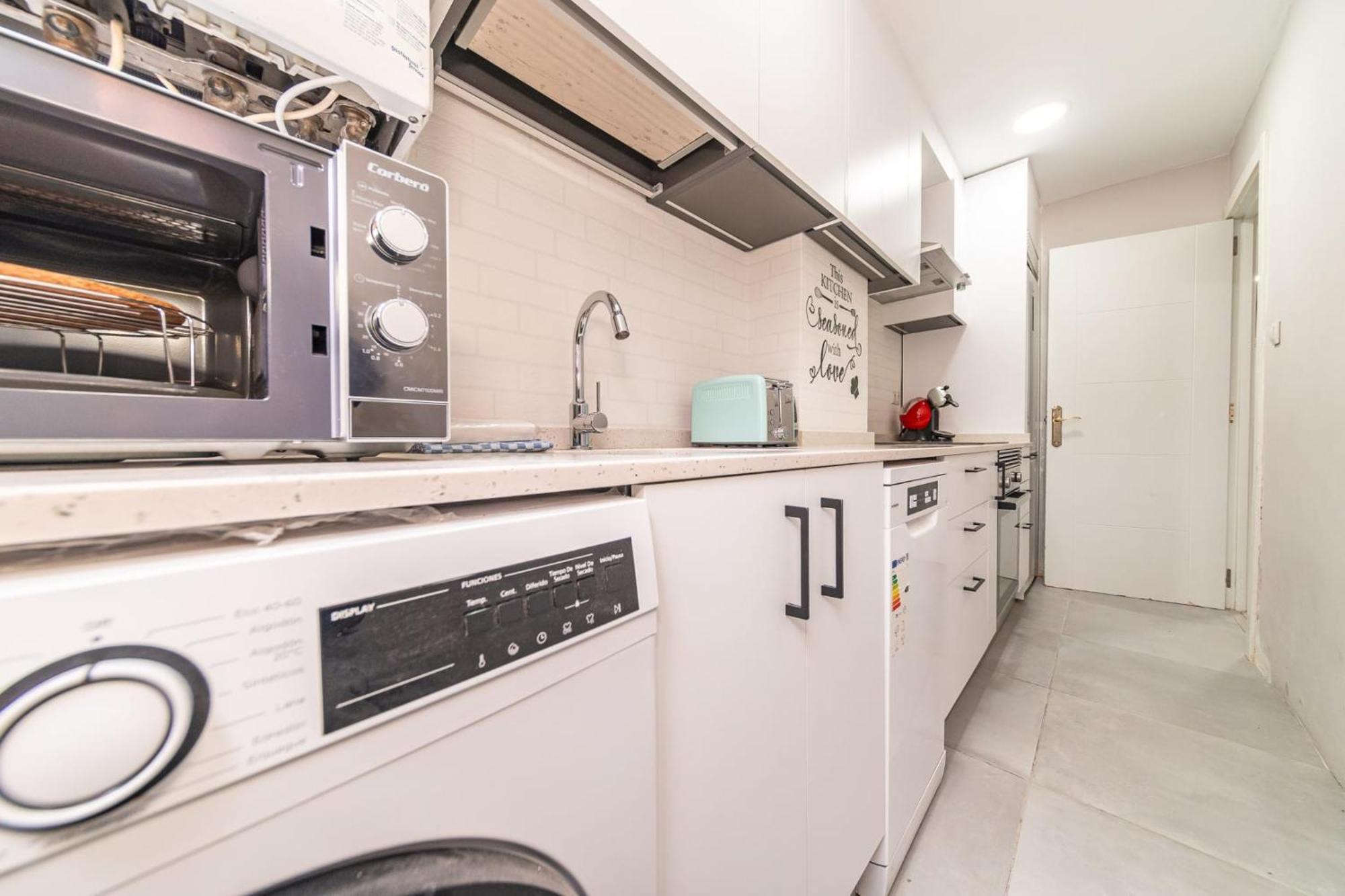 Elegant 6 Pax Apartment In Plaza Eliptica - Sm17 — Photos 3